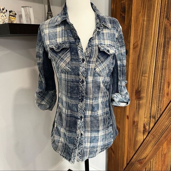 Ci Sono Plaid Button Up - Picture 2 of 10